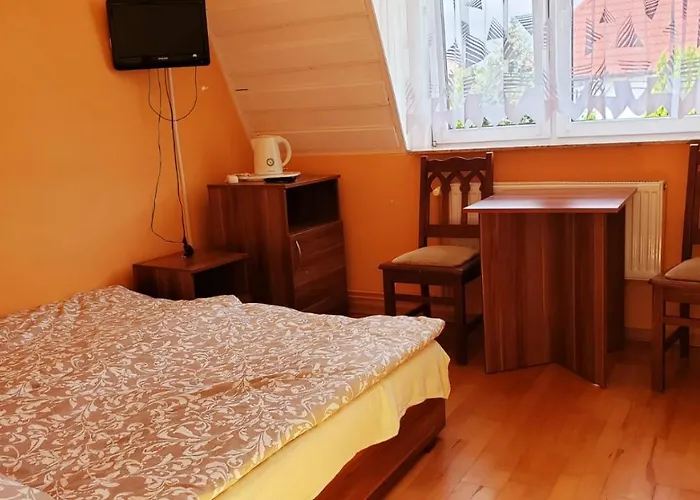 Wega - Goscinne, Domki, Plac Zabaw, Basen, Parking, Grill ゲストハウス シャノジェンティ